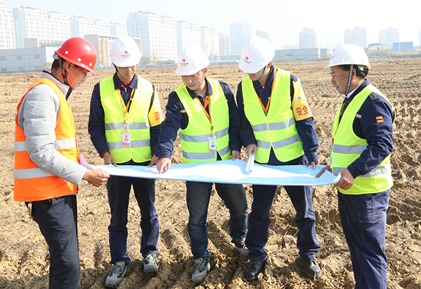 pg电子娱乐平台太阳能合肥基地10GW高效晶硅电池项目现场，工程部员工实地查看施工图纸.jpg